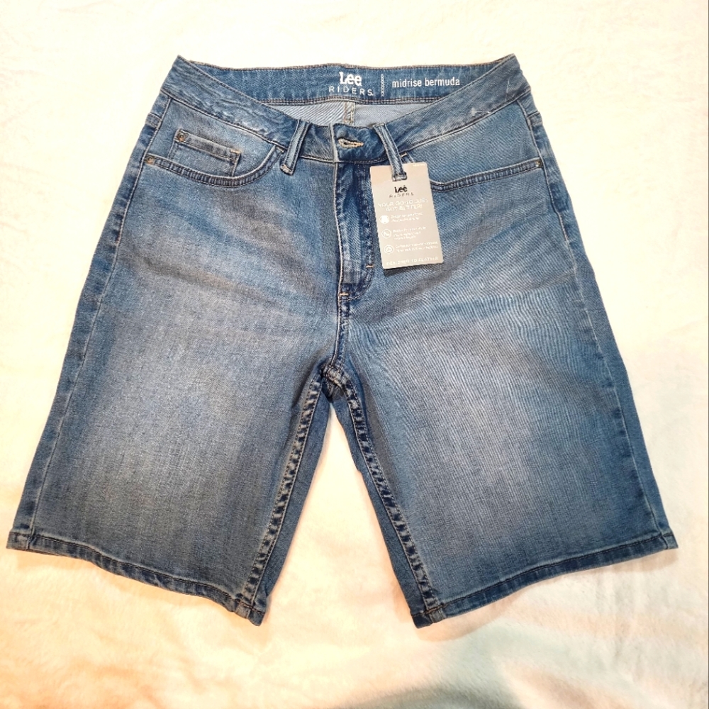 BRAND NEW Lee Midrise Bermuda denim shorts. Size 8 M